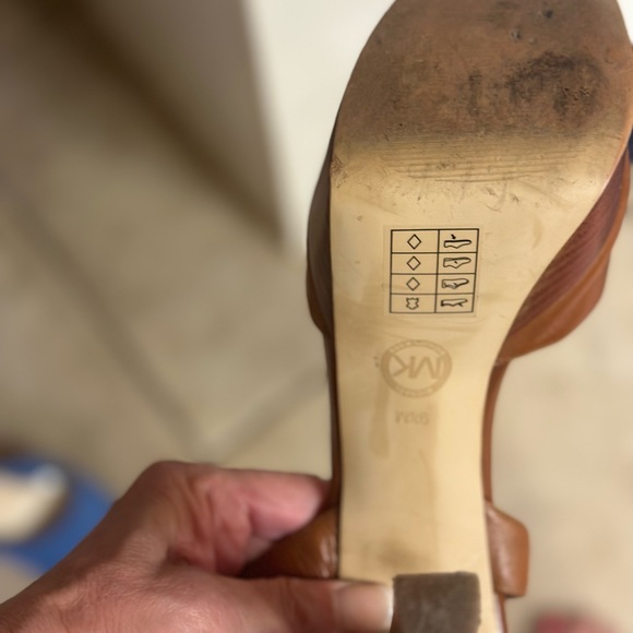 Michael Kors Jenson Platform Sandal in Tan leather - Picture 2 of 3